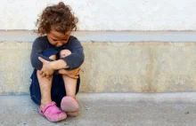 Ubóstwo w dzieciństwie wpływa na życie. "Obżarstwo, narkotyki, hazard"