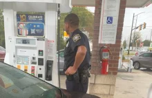 Policjant z USA zapłacił kobiecie za benzynę po odrzuceniu jej karty