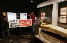 Oblali mumię faraona i protestowali przeciwko Coca-Coli