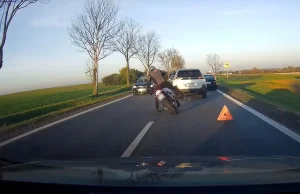 Wysoki motocykl i nieostrożny użytkownik