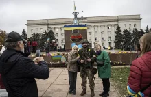 Ukraińscy żołnierze są witani jako bohaterowie w Chersoniu