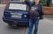 Za napis "j…ć PiS" na koszulce i samochodzie Janusz stanie przed sądem.