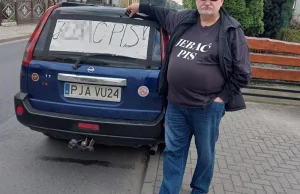 Za napis "j…ć PiS" na koszulce i samochodzie Janusz stanie przed sądem.