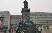 Przed Galerią Krakowską pojawił się pomnik Adama Mickiewicza
