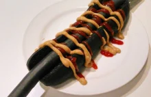 Czarne hot dogi w Żabce na Black Friday. Wcześniej podobne miała IKEA w Japonii