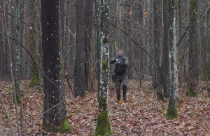 Żołnierz mierzył z długiej broni do mieszkanki