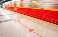 Warszawa: tłok w metrze mają rozładować... strzałki na podłodze