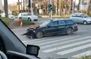 Prawdziwe GTA w Bielsku-Białej. Pieszy jechał na masce Audi