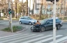 Road rage w centrum miasta. Pieszy wieziony na masce Audi!