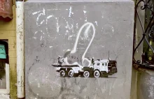 Banksy na Ukrainie. Maluje na ścianach zniszczonych budynków [FILM]
