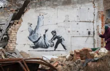 Banksy pokazał, jak tworzy na Ukrainie. Alarm w tle. "Tu spadła bomba" [WIDEO]