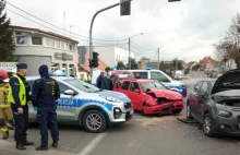 Groźne zderzenie trzech aut po policyjnym pościgu - WIELKOPOLSKA