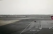 Startujący A320 vs sprzęt lotniskowy