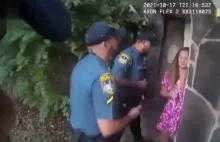 Amerykański policjant rzuca kobietą jak workiem z ziemniakami.