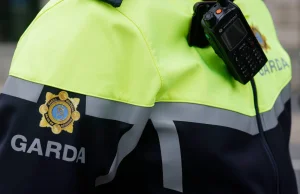 Atak lokalnych żulików na patrol mieszany w Dublinie.