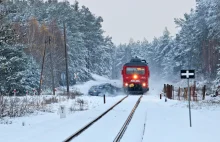 Wypadek na przejeździe w Trzebiszewie. Fotograf uchwycił moment uderzenia w auto