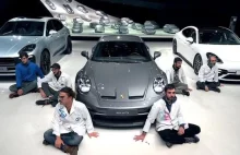 Genialni aktywiści przykleili się do podłogi muzeum Porsche