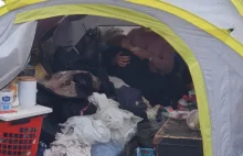 Bezdomna kobieta z dwuletnią córką w namiocie na mrozie