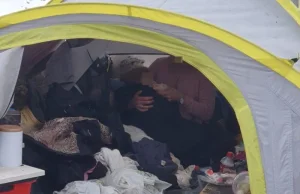 Bezdomna z dwuletnią córką mieszkała w namiocie. Dziecko było w krótkim rękawku