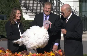 Prezydent Joe Biden ułaskawił dwa indyki przed Świętem Dziękczynienia.