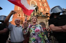 Wyborcy PiS gotowi poświęcić pieniądze z UE,byle utrzymać "strefy wolne od LGBT"