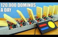 Maszyna do układaniania i przewracania domino w całości z... lego