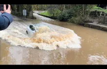 Kompilacja dzbanów na zalanej drodze w UK