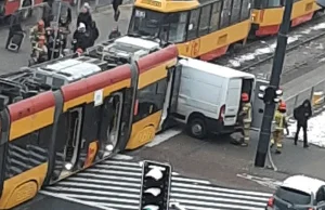 Warszawa. Samochód dostawczy wjechał pod tramwaj na al. Jana Pawła II