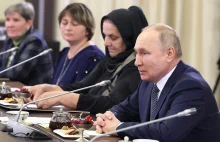 Putin urządził pokazówkę. Zaprosił kobiety na herbatę i myśli, że załatwił...