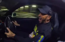 Lewis Hamilton driftuje Nissanem Skyline po ulicach Tokio. Wypożyczalnia...