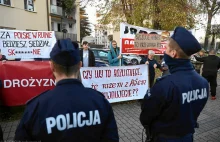 Ilu policjantów ochraniało Kaczyńskiego w Wadowicach? Policja:"Adekwatna liczba"