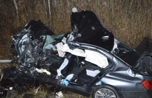 Kierujący BMW zginął po zderzeniu się z 2 ciężarówkami. Nie żyje młody...