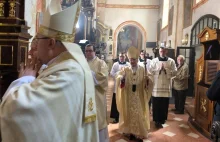 Polska zagrożona ze Wschodu i Zachodu. Arcybiskup wzywa katolików na msze...