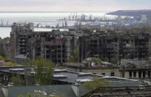 Czyszczenie Mariupola trwa. Rosjanie usuwają zniszczone budynki z map miasta.
