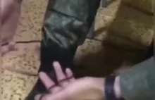 Rosyjski żołnierz uczy się wiązać buty