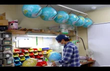 Ręczna produkcja globusów w małej manufakturze w Japonii
