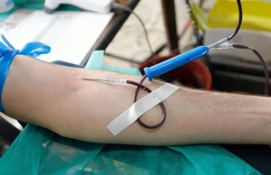 Rodzice zabraniają operacji dziecka. Nie chcą krwi "skażonej szczepieniami"