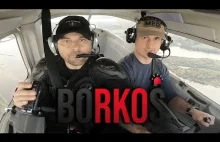 Dwaj ratownicy medyczni lecą małym samolotem, a Borkoś opowiada o swojej pracy.