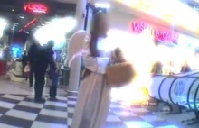 Centra handlowe w całym kraju opanowały „aniołki” - Co dzieje się z zyskami?