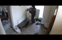 Ruscy okupanci okradają ukraiński dom - widok z cctv.