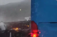 Ciężarówka spada z autostrady