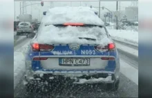 Policja “straszy” mandatami za nieodpowiednio odśnieżony samochód. “Sami o...