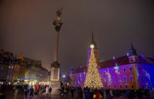 Warszawa. Rozbłysła 28-metrowa choinka. Trzaskowski uruchomił ją przyciskiem