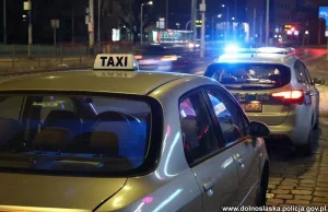 Weekendowa kontrola taksówkarzy „na aplikację”. Zatrzymano kilku kierowców.