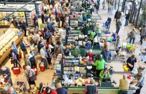 Polacy stoją w kolejkach i przeklinają. 40 min po makaron?