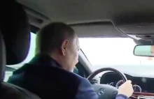 Putin jedzie samochodem po moście krymskim