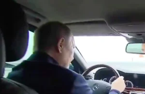 Putin jedzie samochodem po moście krymskim