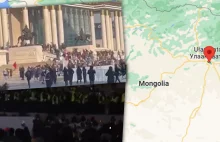 Dantejskie sceny w Mongolii. Tłum szturmuje siedzibę rządu