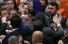 Turcja. Poseł opozycji w stanie krytycznym na OIOM po "debacie" budżetowej