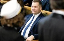 Minister Czarnek zajmuje się wprowadzaniem zamordyzmu do szkół